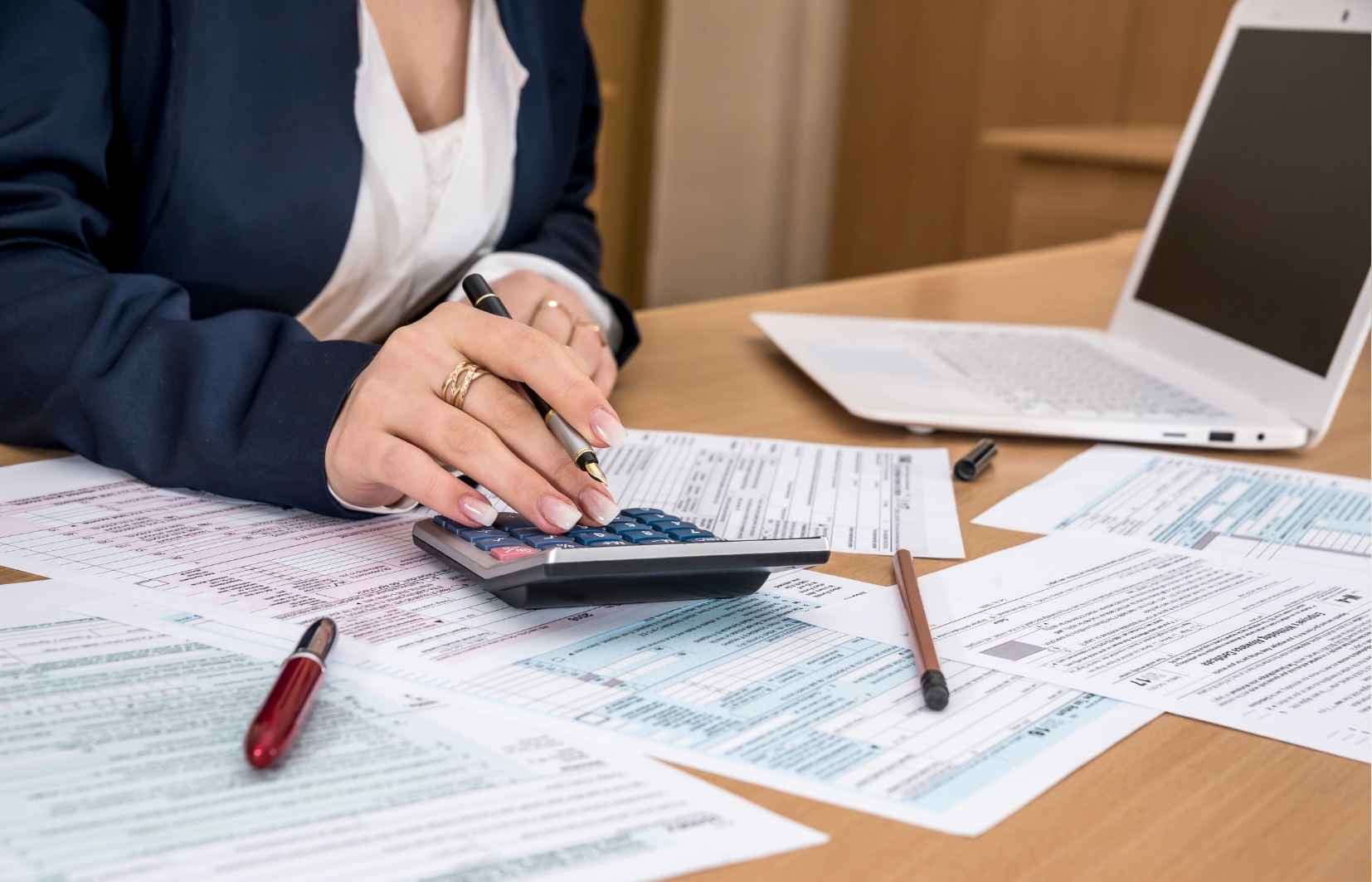 Aprenda como funciona a tributação de apostas esportivas no Brasil e veja como declarar seus ganhos sem erros.