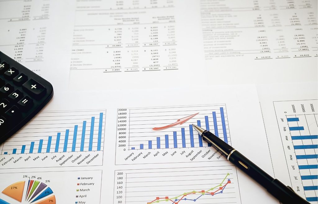 Apostador controlando seu bankroll com mentalidade da gestão de banca