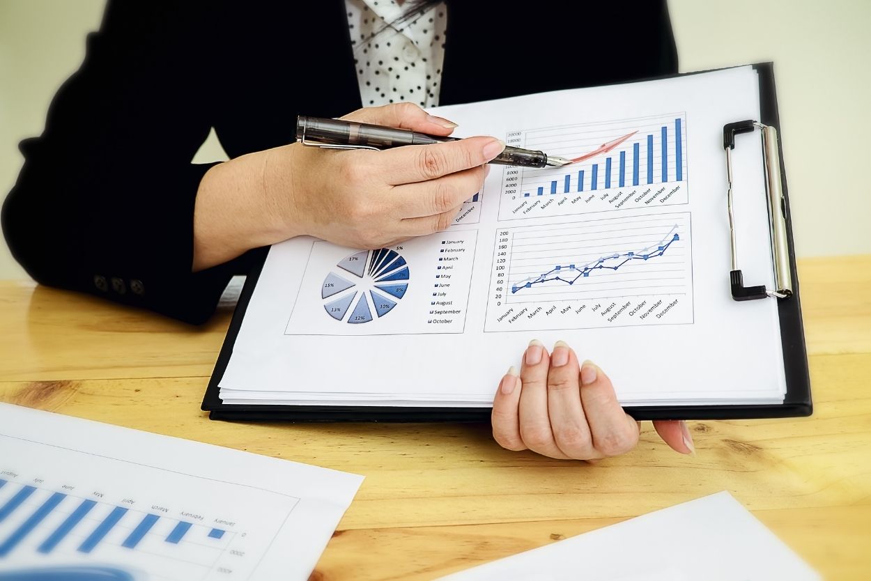 Apostador aplicando como fazer uma aposta de valor em apostas esportivas